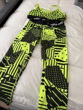 Nike women Neon Green & Black Geometric Print Leggings